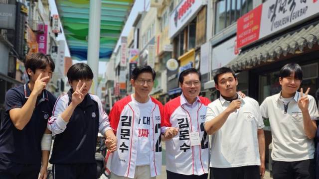 ▲30일 경기 이천에서 집중 유세를 펼친 김문수 국민의힘 대선 후보가 송석준 의원과 함께 이천의 젊음의 거리를 걷고 있다. ⓒ 송석준 의원실