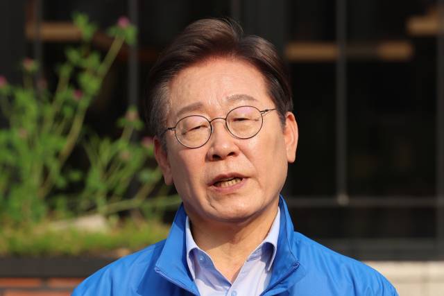 ▲더불어민주당 이재명 대선 후보가 30일 강원도 원주시 반곡동 원주행복마당에에서 유세를 마친 뒤 취재진의 질문에 답하고 있다. ⓒ연합뉴스