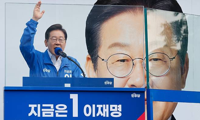 더불어민주당 이재명 대선 후보가 29일 서울 송파구 잠실종합운동장 광장에서 열린 강동구·송파구 집중 유세에서 지지를 호소하고 있다. 공동취재