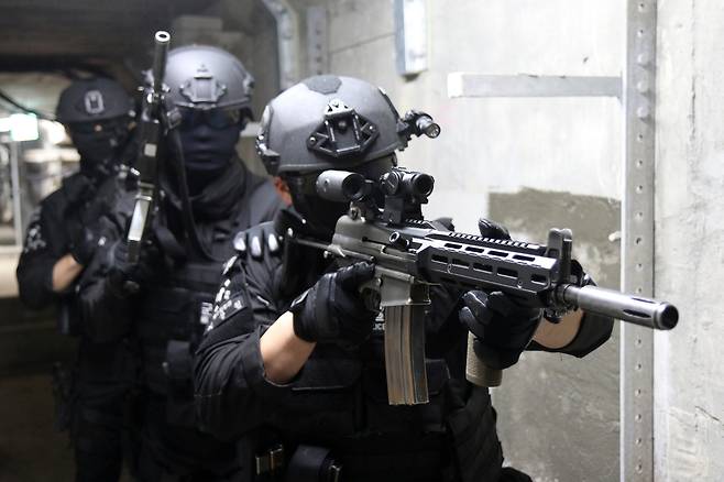 육군 제50보병사단 군사경찰특임대원들이 지하공동구에서 대테러훈련을 하고 있다. 세계일보 자료사진