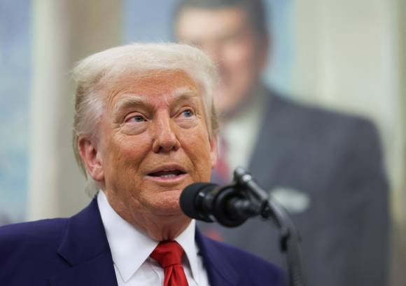 도널드 트럼프 미국 대통령이 28일(현지시간) 워싱턴DC 백악관 집무실에서 열린 지닌 피로 워싱턴DC 임시 연방검사장 취임식에서 연설하고 있다. 워싱턴DC 로이터 연합뉴스