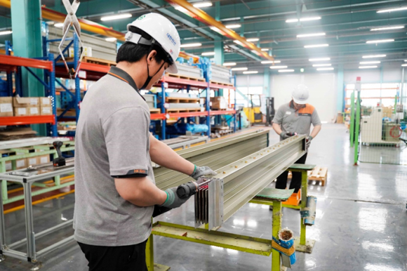 지난 27일 충남 당진 대한전선 케이블공장 내 신규 버스덕트 공장에서 대한전선 직원들이 버스덕트를 조립하고 있다. 대한전선 제공