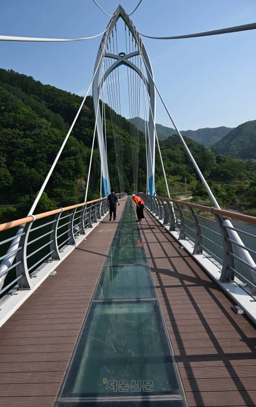 북한강을 가로지르는 살랑교.