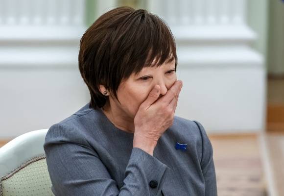 29일(현지시간) 아베 신조 전 일본 총리의 부인 아키에 여사가 크렘린궁에서 블라디미르 푸틴 러시아 대통령과 만나 눈물을 흘리고 있다. 2025.5.29 모스크바 EPA 연합뉴스