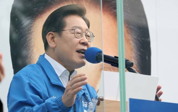 장미 대선이 코앞으로 다가오면서 이재명 더불어민주당 대선 후보의 책 ‘결국 국민이 합니다’가 베스트셀러 2위를 굳건히 지키고 있다.  서울신문 DB