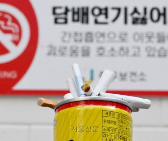 서울의 한 매장 앞에 금연 안내문이 무색할 정도로 담배꽁초가 쌓여있다. 도준석 전문기자