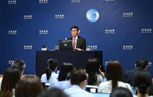 이창용 한국은행 총재가 29일 서울 중구 한국은행에서 열린 금융통화위원회 금리 결정에 대한 기자간담회에서 발언하고 있다. 사진공동취재단