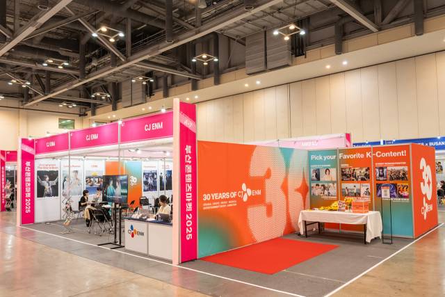 CJ ENM이 부산콘텐츠마켓(BCM) 2025에서 글로벌 IP 파워하우스로서의 저력을 입증했다. 30주년 기념 콘셉트로 브랜딩 된 CJ ENM 부스는 글로벌 바이어들의 관람을 한층 더 특별하게 만들었다.