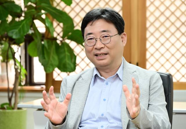 하준경 한양대 경제학과 교수가 29일 서울 여의도 민주당사에서 서울경제신문과 인터뷰를 하고 있다. 권욱 기자