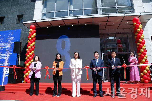 29일 몽골 수도 울란바토르에서 열린 ‘몽골 관광종합교육센터’ 개관식에 한국과 몽골 주요 인사가 참여해 미래 관광 인재 양성 교육 기관의 설립을 축하하고 있다. (왼쪽부터) 몽골 문화스포츠관광청년부 벌러르마 관광정책국장, 한국 문화체육관광부 이혜림 국제관광과장, 몽골 문화스포츠관광청년부 노밍 장관, 한국관광공사 정창욱 MICE 실장, 한국관광공사 김일중 울란바토르지사장. 사진 제공-문체부
