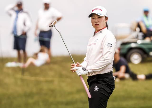 퍼팅한 공을 바라보고 있는 다케다 리오. 사진 제공=UPI연합뉴스