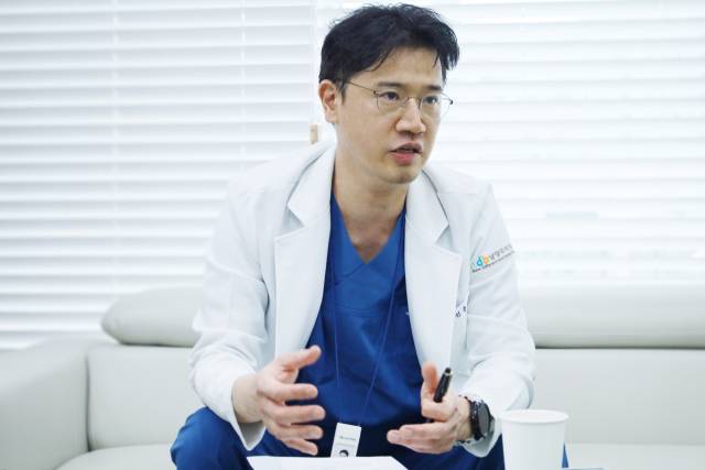 최선종 남양주백병원 대표원장이 서울경제신문과 인터뷰에서 정상 보행의 중요성에 대해 설명하고 있다.