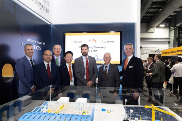 28~29일(현지시간) 캐나다 오타와에서 열린 현지 최대 방산 전시회 CANSEC에서 마이클 쿨터(오른쪽 첫번째) 한화 글로벌디펜스 CEO와 리치 포스터(오른쪽 두번째) L3해리스 캐나다 부사장 등 양사 관계자들이 MOU를 체결한 뒤 기념촬영을 하고 있다. 사진제공=한화오션