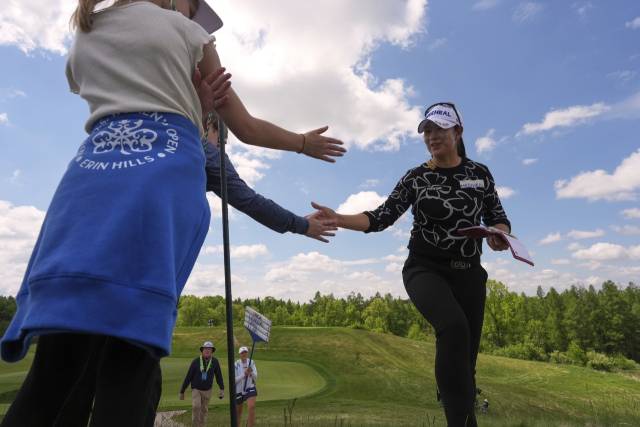 홀 간 이동 때 팬과 손뼉을 마주치는 김아림. AP연합뉴스