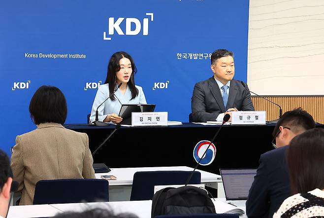 한국개발연구원(KDI) 경제전망실 김지연 전망총괄(왼쪽)이 14일 정부세종청사에서 2025년 상반기 KDI 경제전망 발표를 하고 있다. ⓒ연합뉴스
