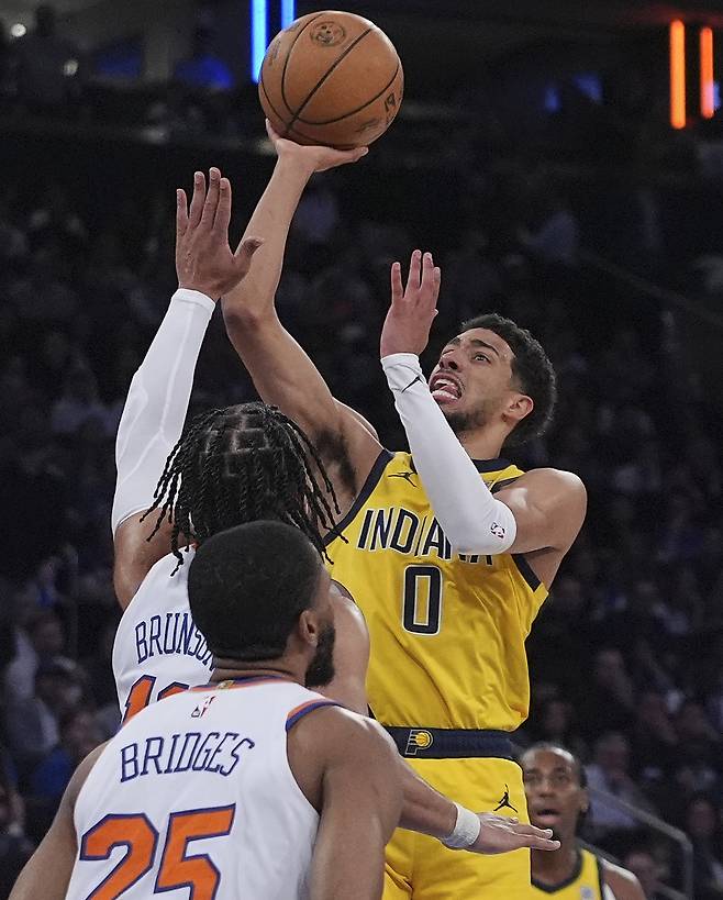 인디애나 할리버튼이 30일 뉴욕 닉스와의 NBA 동부 콘퍼런스 결승 5차전에서 골밑슛을 시도하고 있다. AP연합뉴스