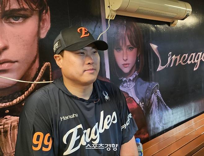 한화 류현진이 30일 창원 NC전 승리 후 취재진과 인터뷰하고 있다.