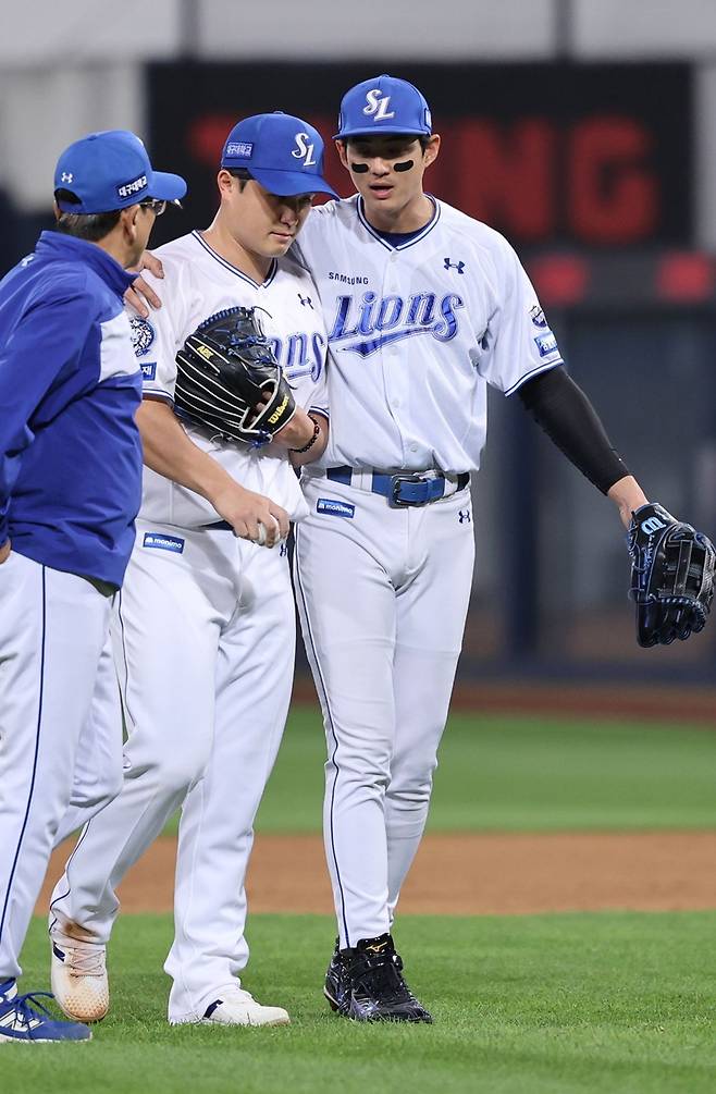 ▲ 구자욱(오른쪽)이 최원태에게 이야기하고 있다 ⓒ 삼성 라이온즈