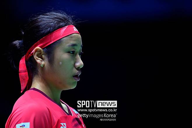 ▲ '셔틀콕 퀸'이 무너졌다. 안세영(사진)이 '숙적' 천위페이에게 올 시즌 첫 패배를 당하며 싱가포르오픈 3연패와 5연속 국제대회 우승 대업이 무산됐다.