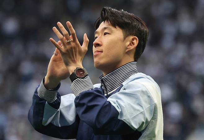 ▲ 토트넘 입장에선 나쁠 게 없는 흐름이다. 33살로 에이징 커브를 앞둔 손흥민이 거액의 이적료를 남기고 떠난다면 '현실적으로' 마다할 이유가 많지 않다. 토트넘은 올해 유로파리그 우승으로 차기 시즌 챔피언스리그 진출권을 획득했다. 기존 자원 매각을 통한 이적료 확충으로 전력 보강을 단행할 당위성이 크다. 토트넘 역시 여느 프리미어리그 빅클럽처럼 적자 폭이 상당히 커 전략적인 행보가 절실하다. ⓒ 연합뉴스