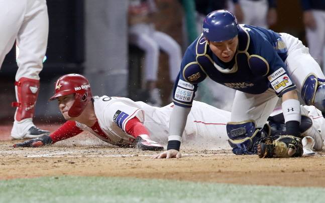 SSG 오태곤(왼쪽)이 29일 NC전에서 홈 스틸로 득점을 하고 있다. /사진=SSG 랜더스 제공