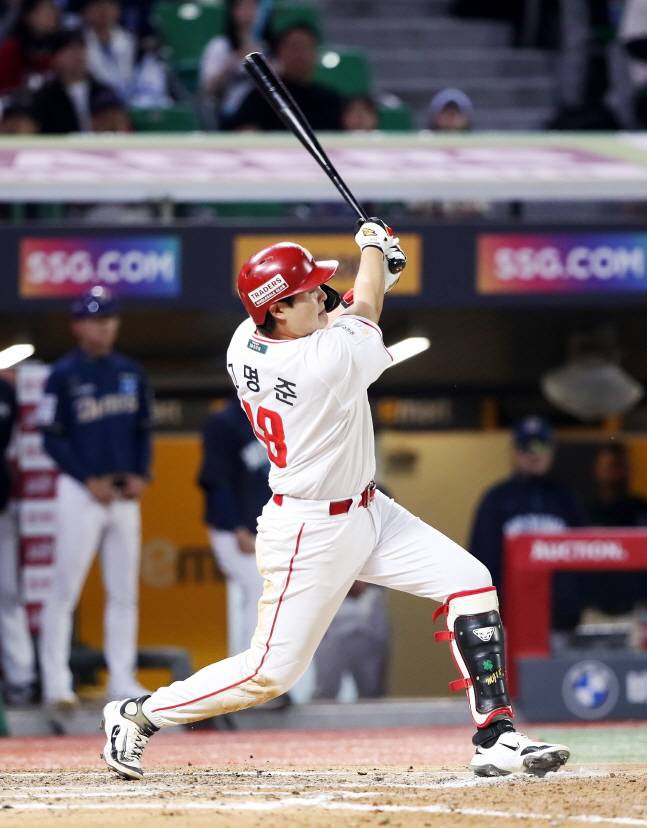 SSG 고명준이 29일 NC전 2루타를 날리고 있다. /사진=SSG 랜더스 제공