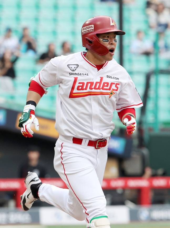 안타를 날리는 한유섬. /사진=SSG 랜더스 제공