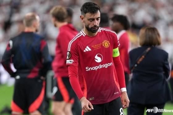 맨체스터 유나이티드 주장 브루노 페르난데스가 토트넘 홋스퍼전 패배 후 고개를 숙이고 있다. /AFPBBNews=뉴스1