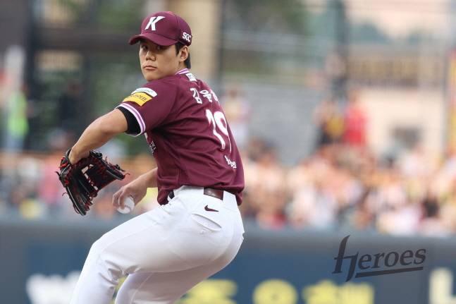 키움 김윤하가 29일 KIA전 투구를 하고 있다. /사진=키움 히어로즈 제공