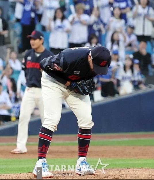 롯데 감보아가 27일 대구 삼성전에서 투구 전 고개를 숙이고 있다. /사진=강영조 선임기자