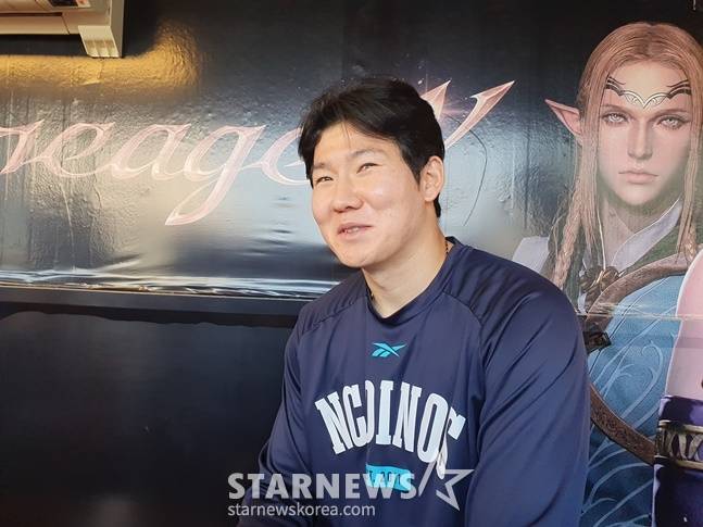 NC 박민우가 취재진과 인터뷰를 하고 있다. /사진=양정웅 기자