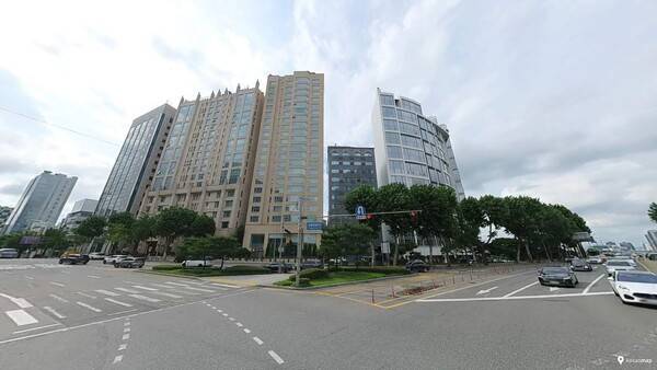 차은우가 4년 전 청담동 고급아파트 빌폴라리스 펜트하우스를 대출 없이 49억 원에 전액 현금으로 매입했다. 신호등 뒤 검은색 건물을 사이에 두고 왼쪽은 PH129, 오른쪽은 빌폴라리스.&nbsp; 사진=카카오맵 로드뷰