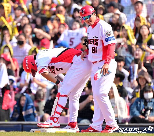 22일 오후 광주기아챔피언스필드에서 열린 '2025 신한 SOL Bank KBO리그' NC 다이노스와 KIA 타이거즈의 개막전 경기, 3회말 1사 KIA 김도영이 좌전안타를 날린 후 고통스러워하고 있다. 엑스포츠뉴스 DB