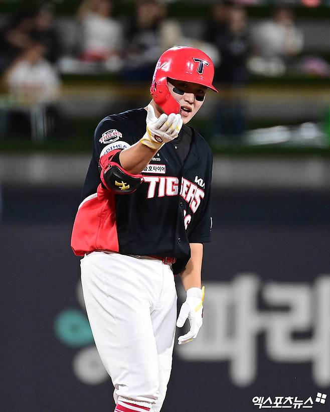 20일 오후 경기도 수원케이티위즈파크에서 열린 '2025 신한 SOL Bank KBO리그' KIA 타이거즈와 KT 위즈의 경기, 6회초 1사 KIA 오선우가2루타를 때려내고 있다. 엑스포츠뉴스 DB