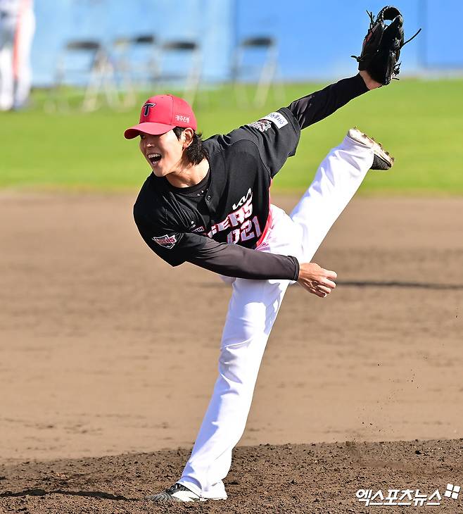 2일 오후 일본 오키나와 온나손 아카마 구장에서 열린 KIA 타이거즈와 삼성 라이온즈의 연습경기, 8회말 KIA 홍원빈이 공을 힘차게 던지고 있다. 엑스포츠뉴스 DB