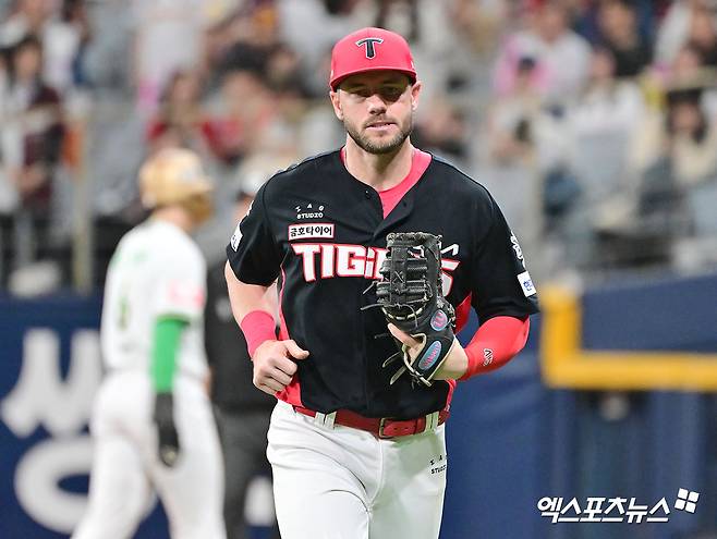 6일 오후 서울 구로구 고척스카이돔에서 열린 '2025 신한 SOL Bank KBO리그' KIA 타이거즈와 키움 히어로즈의 경기, 7회말 1사 1루 KIA 위즈덤이 키움 송성문의 타구를 라인드라이브로 처리한 후 임병욱을 포스아웃 시키고 있다. 엑스포츠뉴스 DB