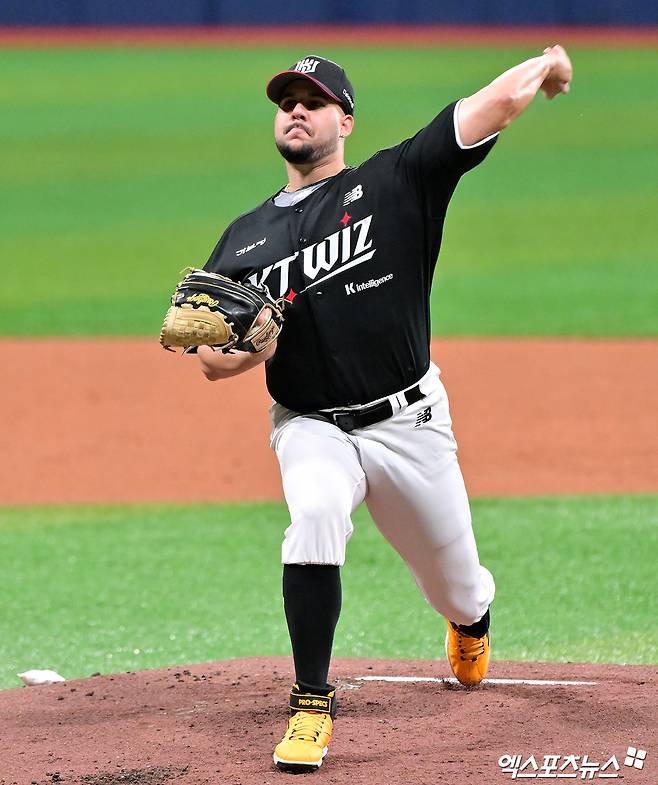 24일 오후 서울 구로구 고척스카이돔에서 열린 '2025 신한 SOL Bank KBO리그' KT 위즈와 키움 히어로즈의 경기, 1회말 KT 선발투수 헤이수스가 공을 힘차게 던지고 있다. 엑스포츠뉴스 DB