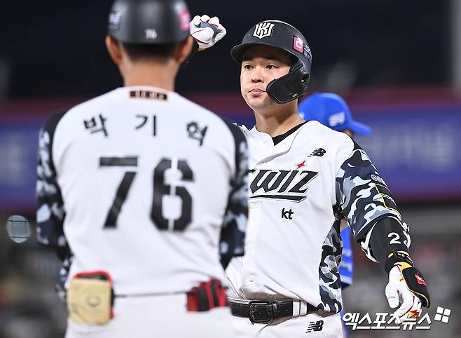 28일 오후 수원KT위즈파크에서 열린 '2024 신한 SOL뱅크 KBO리그' 삼성 라이온즈와 KT 위즈의 경기, 7회말 무사 1루 KT 문상철이 안타를 날린 뒤 세리머니를 하고 있다. 엑스포츠뉴스 DB