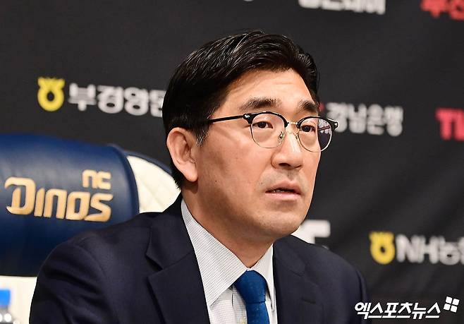 이진만 NC 다이노스 야구단 대표이사는 30일 창원 NC파크에서 기자회견을 열고 '야구단은 야구에만 집중할 수 있는 환경이 필요하다. 이런 환경에서 야구를 할 때, 더 좋은 성적을 낼 수 있고, 그에 따라 더 많은 팬들이 야구장을 찾게 되며, 궁극적으로 이를 통해 지역사회와 구단이 동시에 발전할 수 있게 된다고 생각한다'며 연고지 이전에 대한 강력한 의지를 내비쳤다. 창원, 박지영 기자