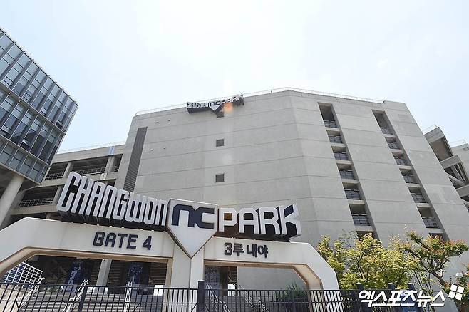 이진만 NC 구단 대표이사는 30일 창원 NC파크에서 기자회견을 열고 '야구단은 야구에만 집중할 수 있는 환경이 필요하다. 이런 환경에서 야구를 할 때, 더 좋은 성적을 낼 수 있고, 그에 따라 더 많은 팬들이 야구장을 찾게 된다'며 연고 이전에 대한 의지를 내비쳤다. 사진은 인명사고를 낸 개랑 60kg 짜리 루버를 철거한 NC파크 모습. 창원, 박지영 기자