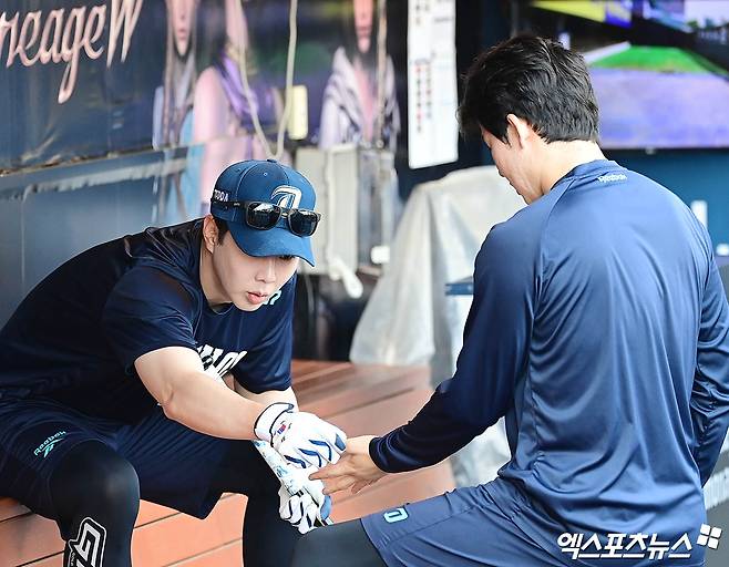 이진만 NC 구단 대표이사는 30일 창원 NC파크에서 기자회견을 열고 '야구단은 야구에만 집중할 수 있는 환경이 필요하다. 이런 환경에서 야구를 할 때, 더 좋은 성적을 낼 수 있고, 그에 따라 더 많은 팬들이 야구장을 찾게 된다'며 연고 이전에 대한 의지를 내비쳤다. NC 선수들이 홈으로 돌아온 뒤 처음 연습하고 있다. 창원, 박지영 기자