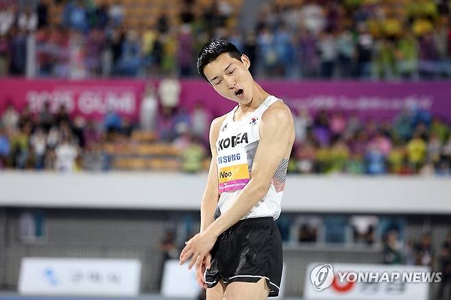 아쉬워하는 우상혁 (구미=연합뉴스) 김현태 기자 = 29일 오후 경북 구미시민운동장에서 열린 2025 아시아육상경기선수권대회 남자 높이뛰기 결선에서 우상혁(용인시청)이 2m33을 넘지 못한 뒤 아쉬워하고 있다. 2025.5.30 mtkht@yna.co.kr