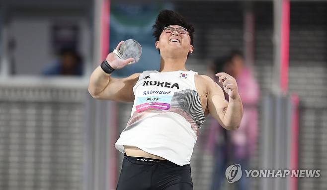 '더 멀리' (구미=연합뉴스) 김현태 기자 = 29일 오후 경북 구미시민운동장에서 열린 2025 아시아육상경기선수권대회 남자 포환던지기 결선에서 박시훈(금오고)이 경기에 임하고 있다. 2025.5.29 mtkht@yna.co.kr