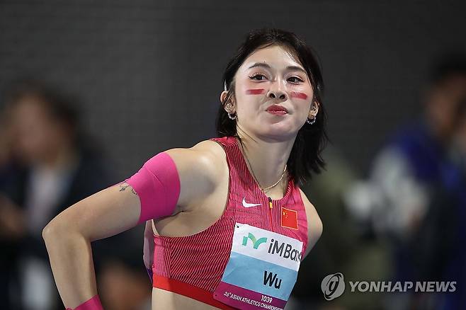 전광판 보는 우옌니 (구미=연합뉴스) 김현태 기자 = 29일 오후 경북 구미시민운동장에서 열린 2025 아시아육상경기선수권대회 여자 100m 허들 결선에서 우옌니(Wu Yanni·중국)가 질주 뒤 전광판을 바라보고 있다. 2025.5.29 mtkht@yna.co.kr