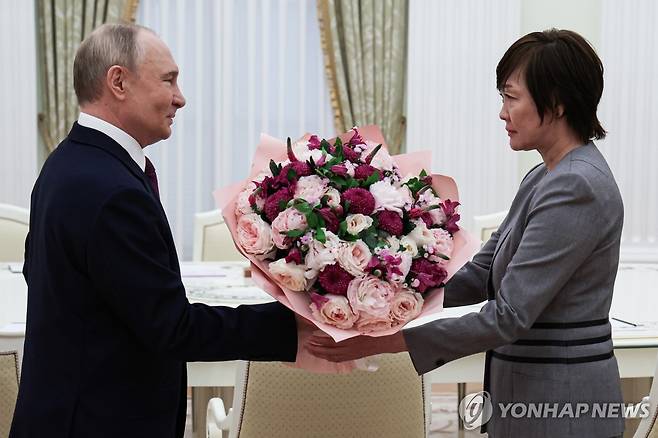 아베 부인에게 꽃다발 선물하는 푸틴 대통령 [타스/러시아 대통령실 연합뉴스. 재판매 및 DB 금지]