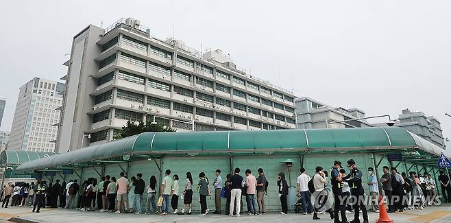미국, 유학비자 인터뷰 일시 중단 (서울=연합뉴스) 이진욱 기자 = 미국 당국이 미국에 유학하려는 학생에 대해 소셜미디어(SNS) 심사를 의무화하는 방안을 검토하고 있다고 미 정치전문매체 폴리티코가 관련 외교 전문을 입수해 보도했다. 또 미 국무부는 이 같은 제도 도입을 준비하기 위해 전 세계 외교 공관에 유학생 비자 인터뷰를 일시 중단할 것을 지시했다고 이 매체는 전했다. 사진은 28일 서울 종로구 주한 미국대사관 앞에서 미국 비자를 발급받으려는 사람들이 줄을 서 있는 모습. 2025.5.28 cityboy@yna.co.kr