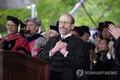 기립박수에 화답하는 가버 하버드대 총장 [캠브리지 AP=연합뉴스. 재판매 및 DB 금지]