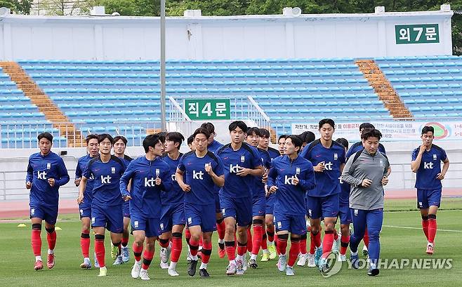 U-20 축구대표팀 소집훈련 원주서 열려 (원주=연합뉴스) 양지웅 기자 = 19일 강원 원주종합운동장에서 열린 대한민국 20세 이하(U-20) 축구대표팀 소집훈련에서 선수들이 몸을 풀고 있다. 
    이번 훈련은 다음 달 이집트 카이로에서 열리는 두 차례 평가전을 준비하는 차원에서 마련됐다. 2025.5.19 yangdoo@yna.co.kr