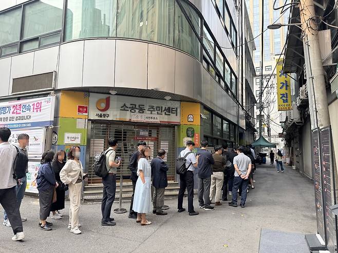 30일 오전 서울 중구 소공동 주민센터에는 투표 시작 후 1시간 동안 255명이 한 표를 행사했다. 4층 투표소에서 시작한 대기 줄은 1층까지 계단을 가득 채우고도 투표소 밖까지 늘어섰다. [촬영 장보인]