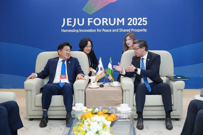 면담하는 오영훈 제주지사와 아브두살로모프 주한우즈베키스탄대사 [제주도 제공. 재판매 및 DB 금지]